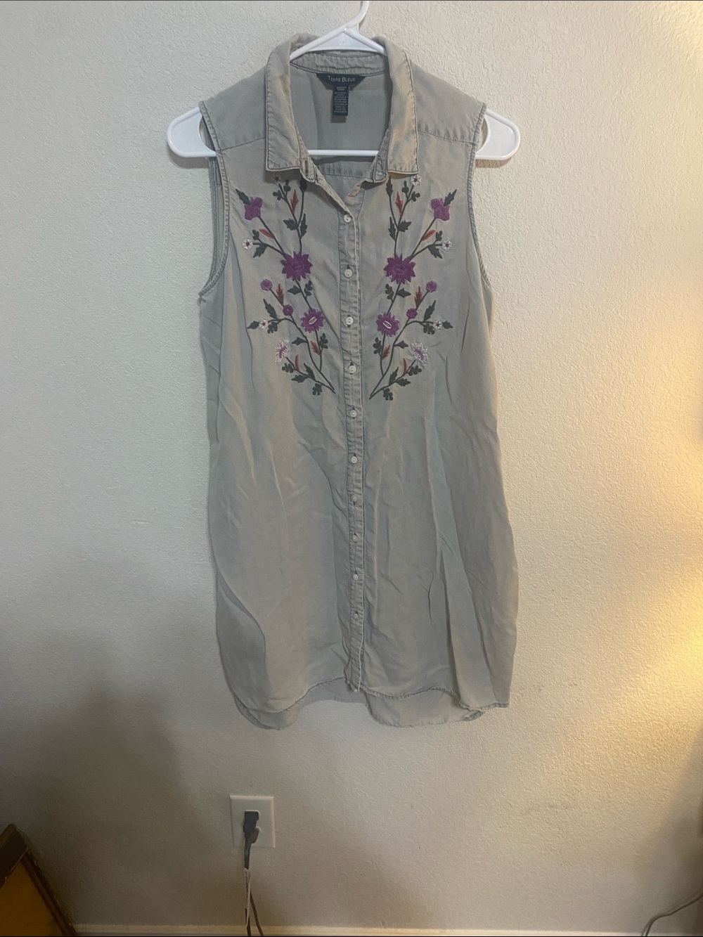 Soulmates Sleeveless Embroidered Shirt Dress in Light Gray with Purple Floral